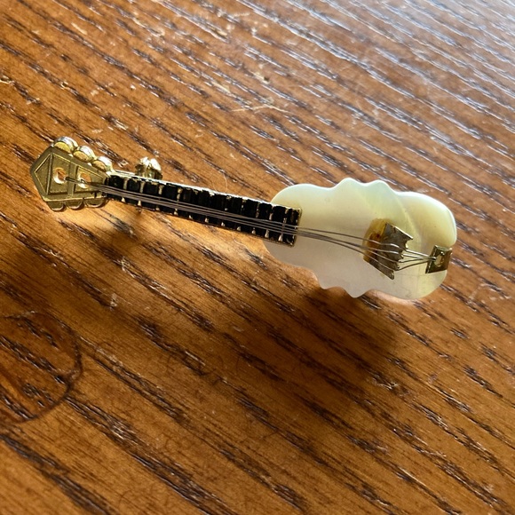 VINTAGE Pin 1970’s Guitar Mandolin Musical Mother of Pearl Gold Tone Approx 2” - Picture 2 of 5
